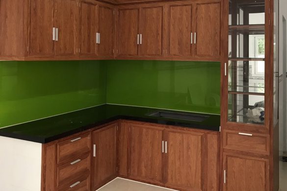 _kinh-son-op-bep-serize (7) Tủ bếp nhôm Xingfa