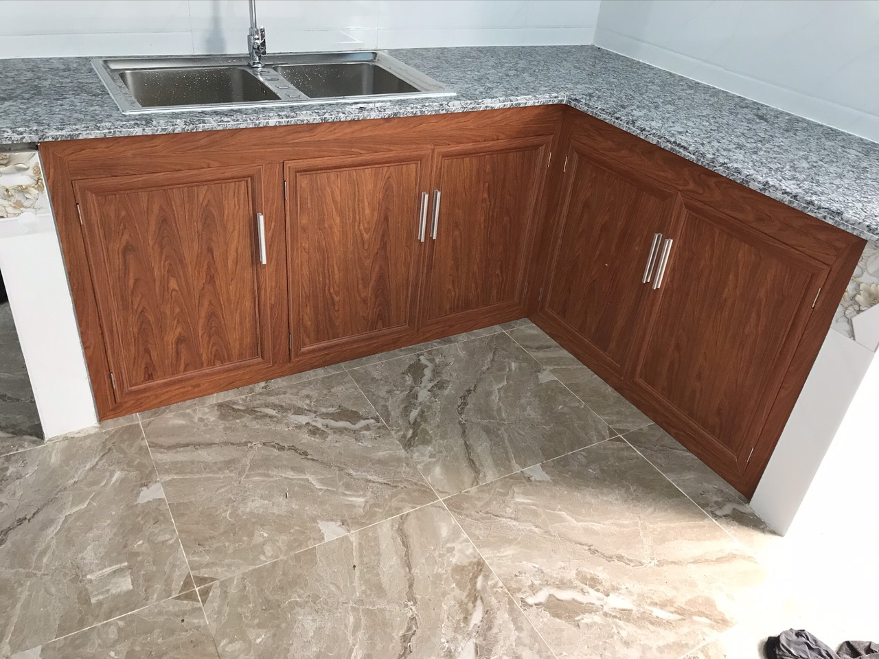 Tủ bếp nhôm giả gỗ