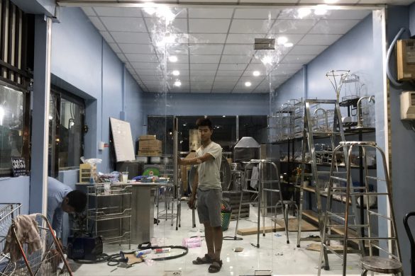 Cửa bản lề sàn kính cường lực