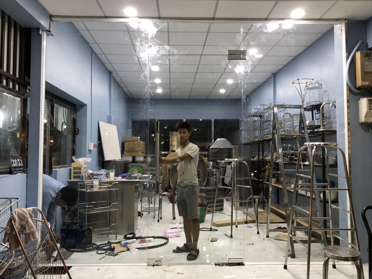 Cửa bản lề sàn kính cường lực