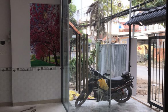 Cửa bản lề sàn kính cường lực