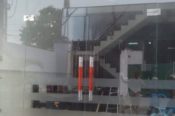 Cửa bản lề sàn kính cường lực