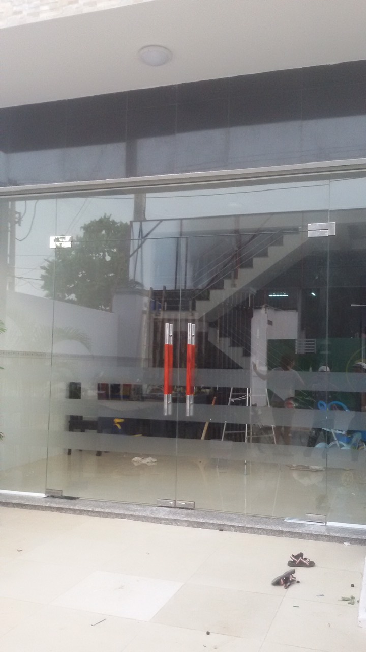 Cửa bản lề sàn kính cường lực