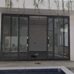 Cửa bản lề sàn kính cường lực