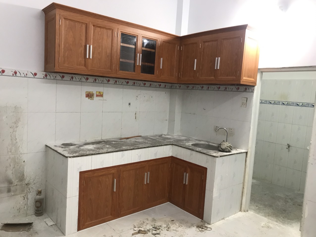 Tủ bếp nhôm giả gỗ Tu-bep-nhom-gia-go