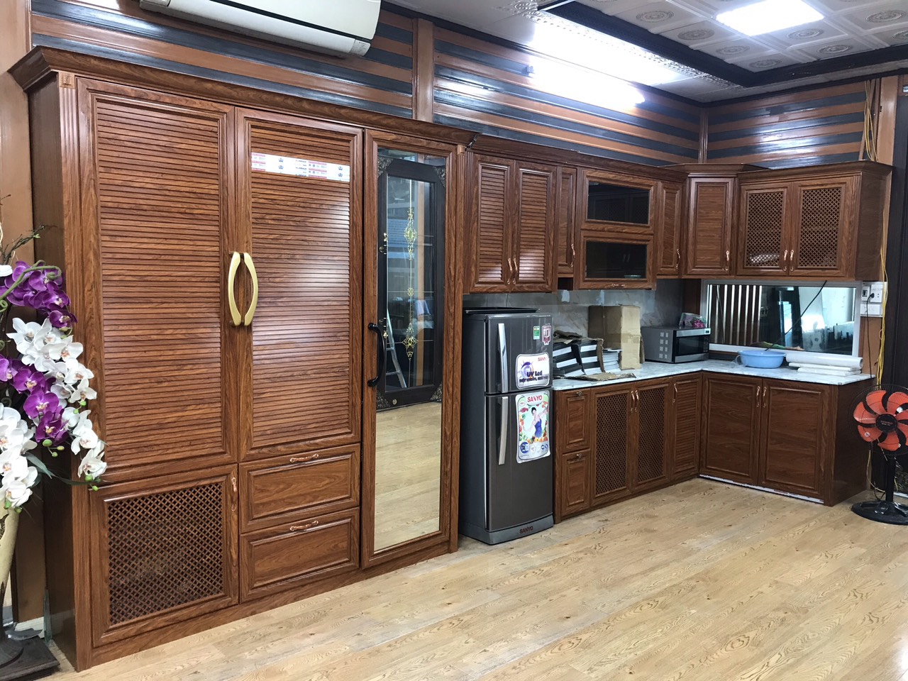 tu bep nhom noi that xingfa cao cap co dien 2