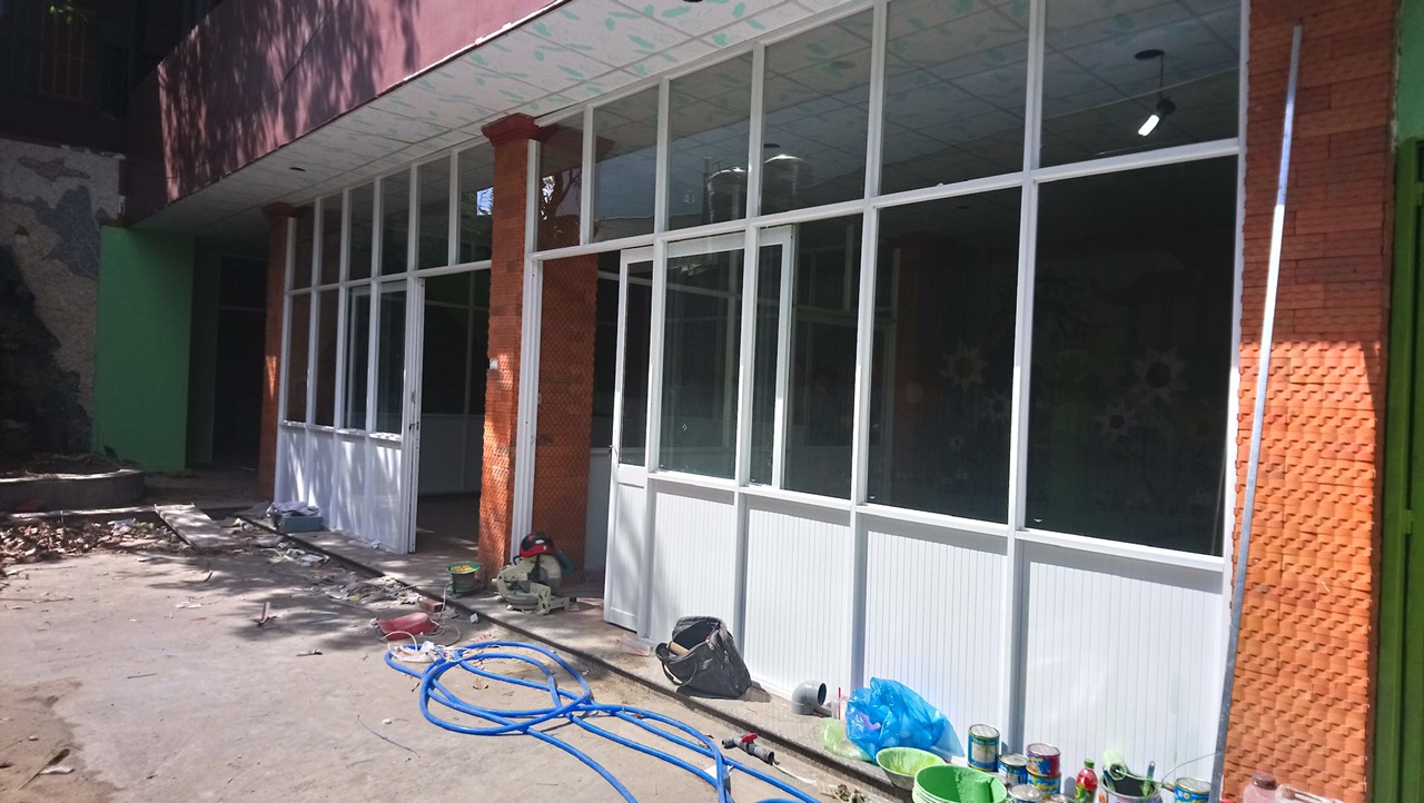 Vách ngăn phòng dưới lá nhôm trên kính