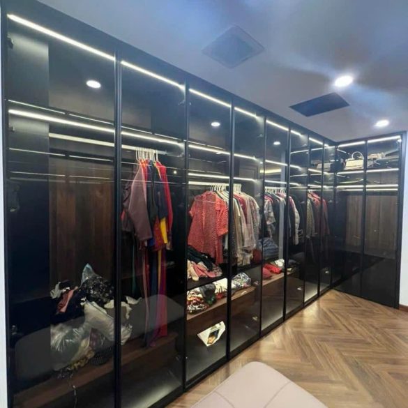 Tủ quần áo nhôm cánh kính, giá khoảng 6,800,000 đ/m2