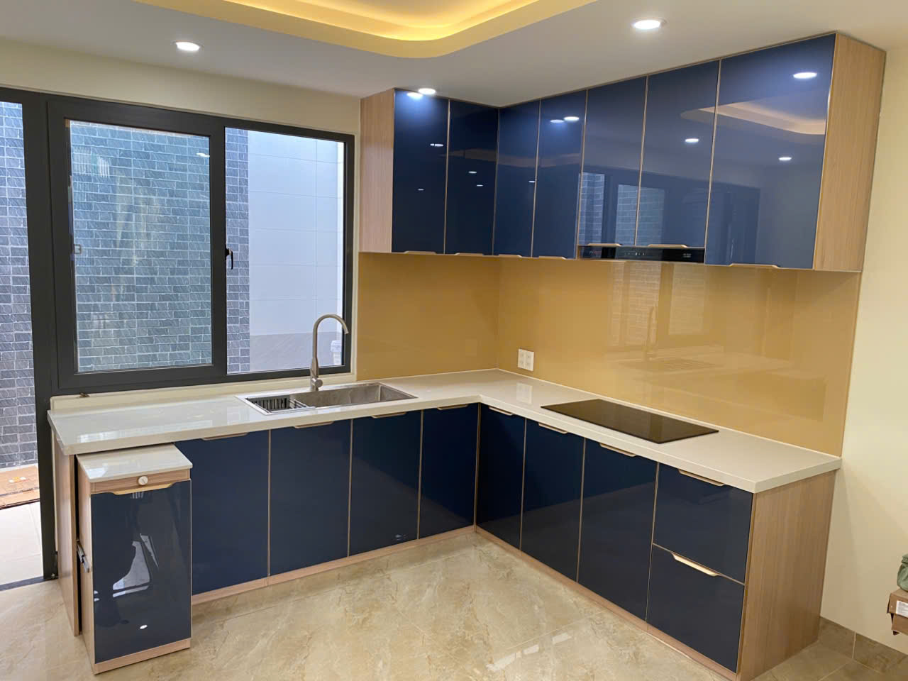 Tủ bếp hiện đại minimalism: Thiết kế đơn giản, hiện đại và hiện đại.